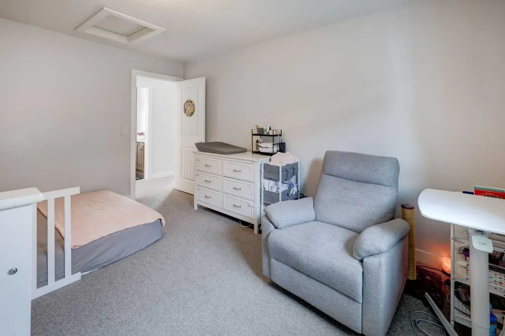 546 Sherwood Boulevard NW Calgary AB T3R 0R7
