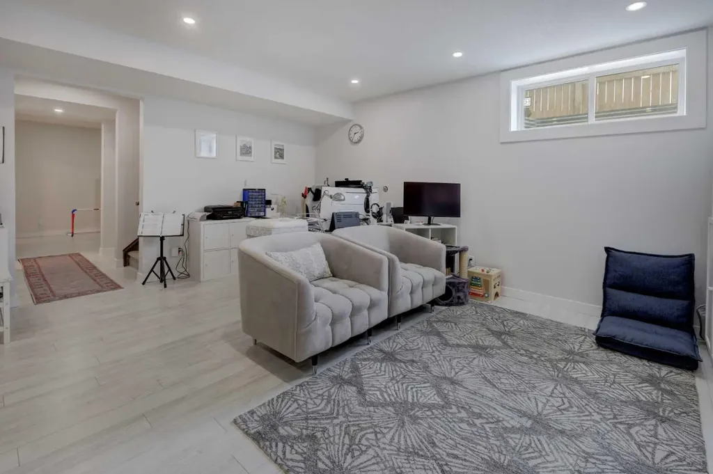 546 Sherwood Boulevard NW Calgary AB T3R 0R7