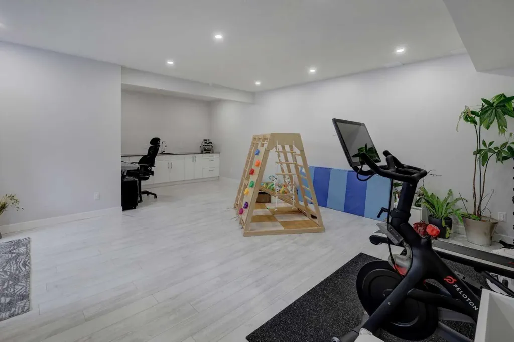 546 Sherwood Boulevard NW Calgary AB T3R 0R7