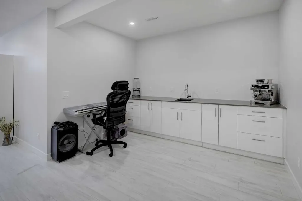 546 Sherwood Boulevard NW Calgary AB T3R 0R7