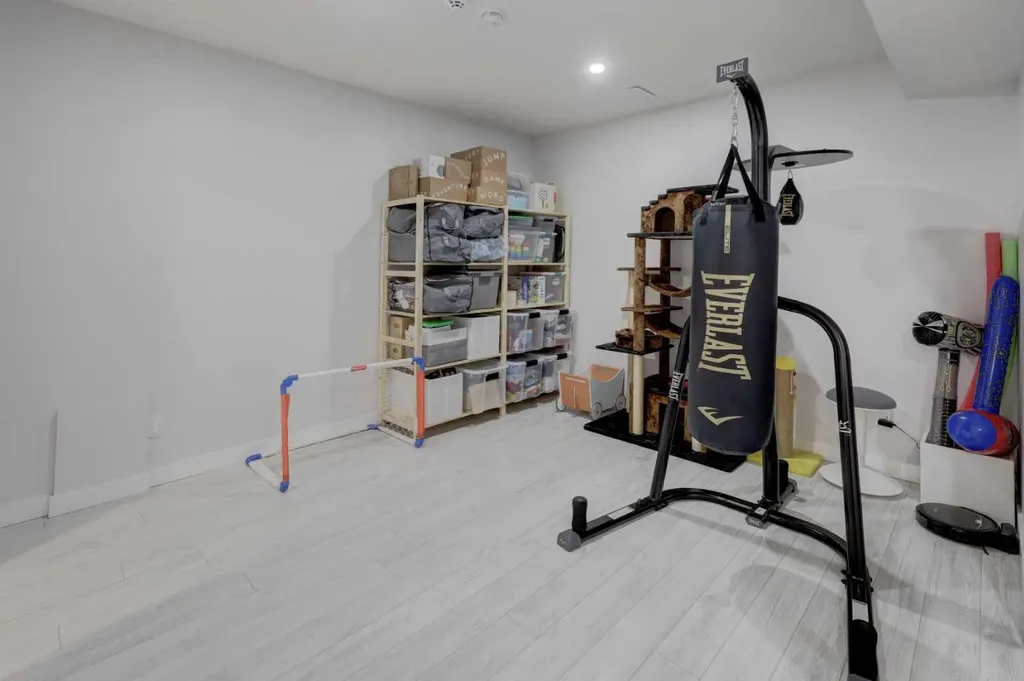 546 Sherwood Boulevard NW Calgary AB T3R 0R7