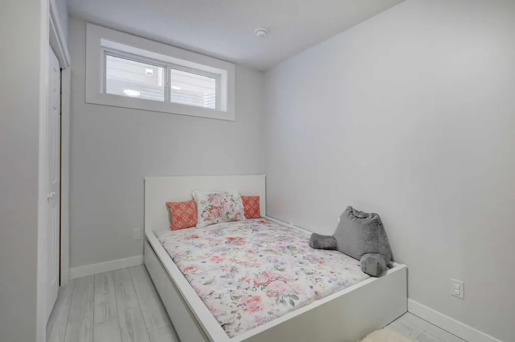 546 Sherwood Boulevard NW Calgary AB T3R 0R7