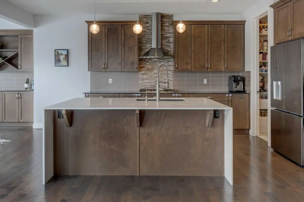 546 Sherwood Boulevard NW Calgary AB T3R 0R7