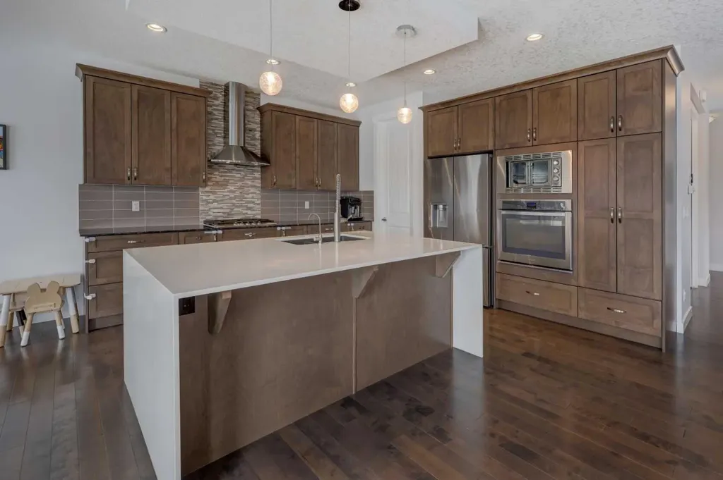 546 Sherwood Boulevard NW Calgary AB T3R 0R7