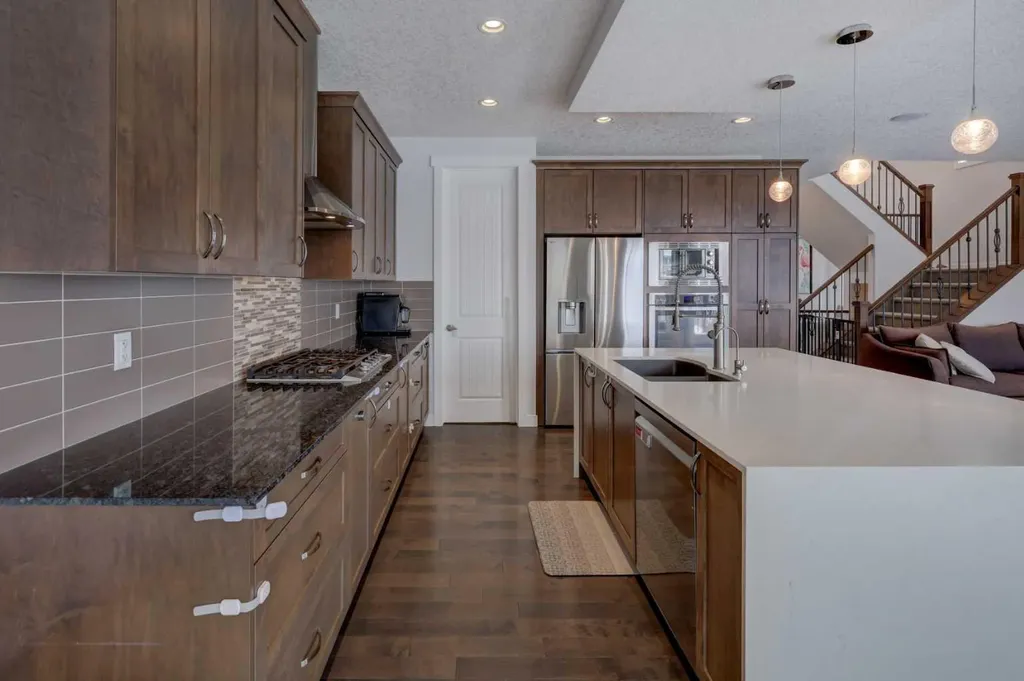 546 Sherwood Boulevard NW Calgary AB T3R 0R7