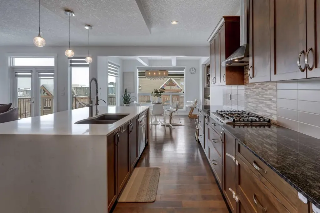546 Sherwood Boulevard NW Calgary AB T3R 0R7