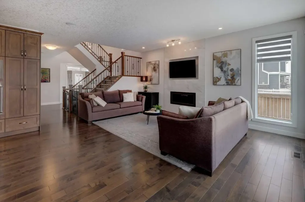 546 Sherwood Boulevard NW Calgary AB T3R 0R7