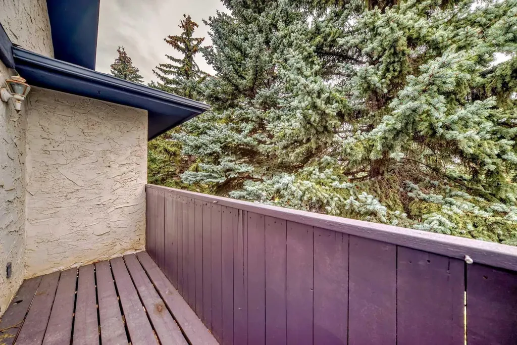 81 Bearberry Close NW Calgary AB T3K 1R4