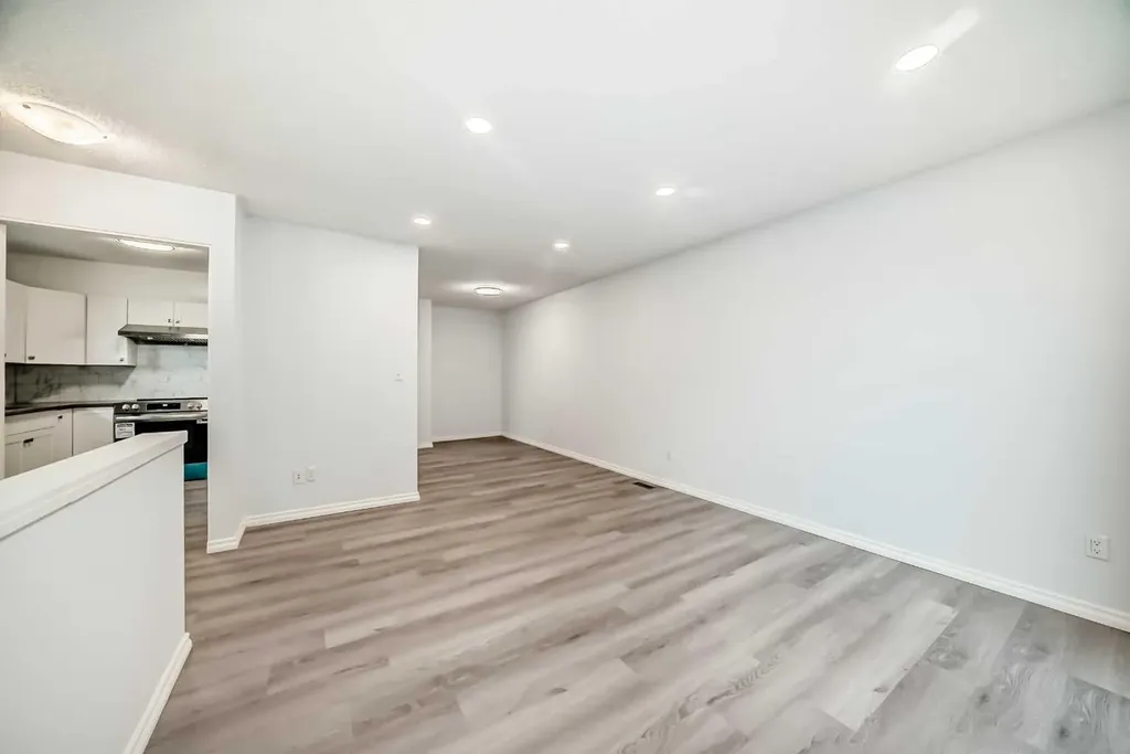 81 Bearberry Close NW Calgary AB T3K 1R4