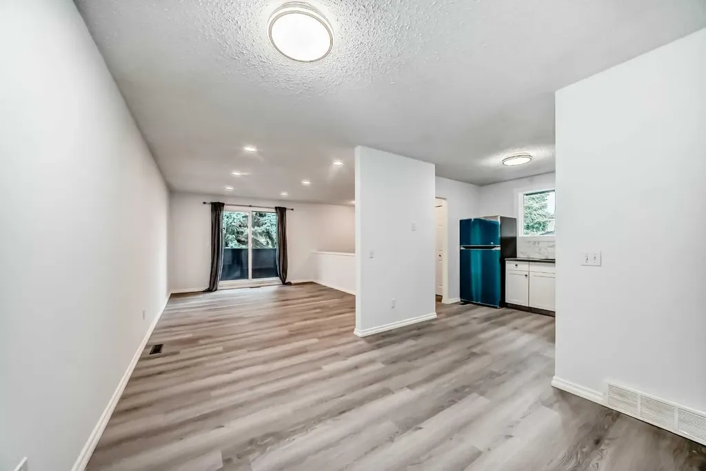 81 Bearberry Close NW Calgary AB T3K 1R4