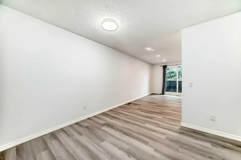 81 Bearberry Close NW Calgary AB T3K 1R4