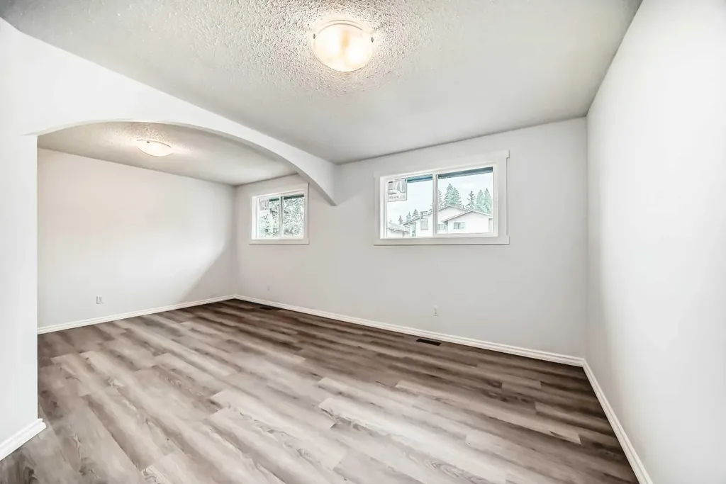 81 Bearberry Close NW Calgary AB T3K 1R4