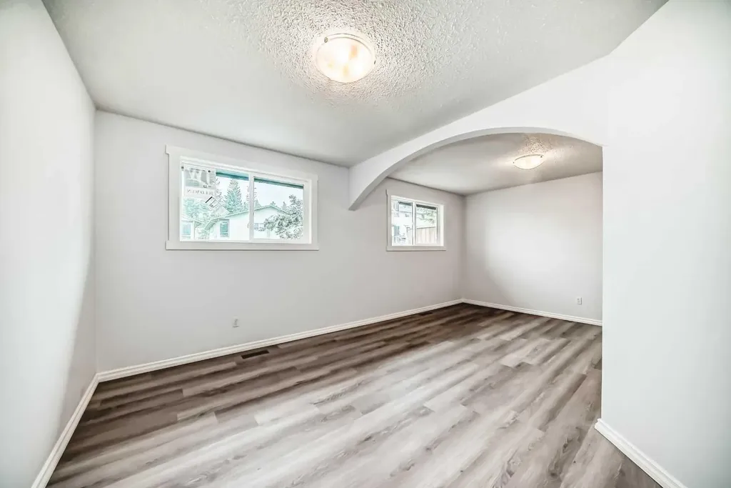81 Bearberry Close NW Calgary AB T3K 1R4