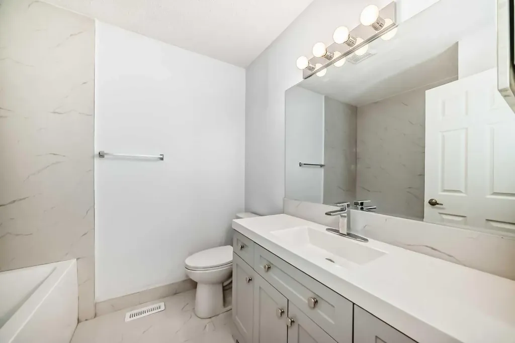 81 Bearberry Close NW Calgary AB T3K 1R4