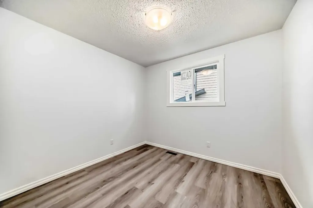 81 Bearberry Close NW Calgary AB T3K 1R4