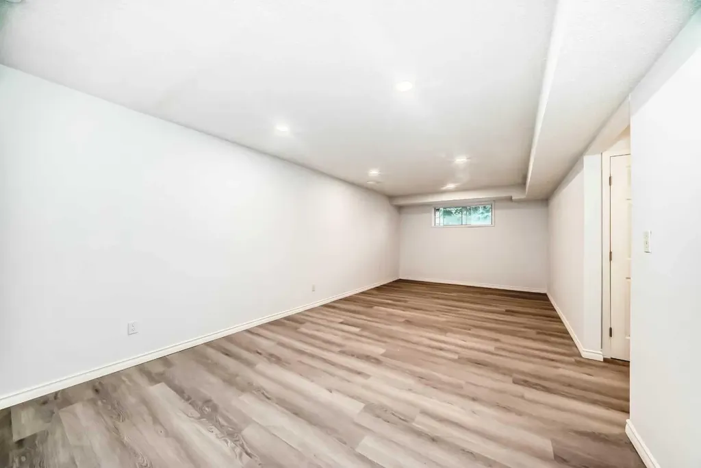 81 Bearberry Close NW Calgary AB T3K 1R4