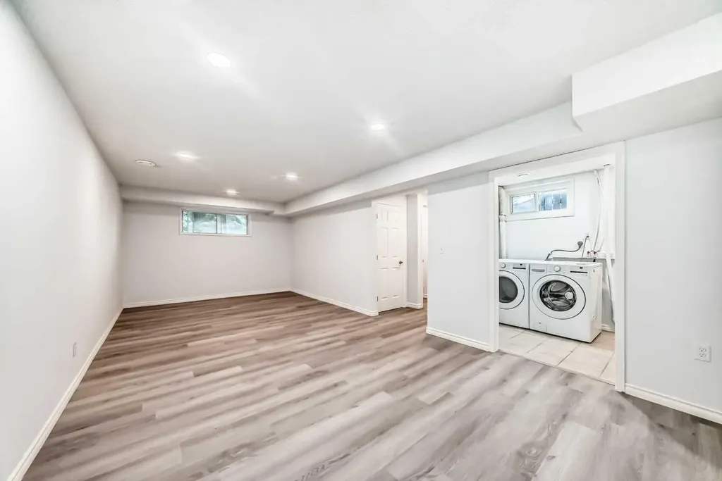 81 Bearberry Close NW Calgary AB T3K 1R4