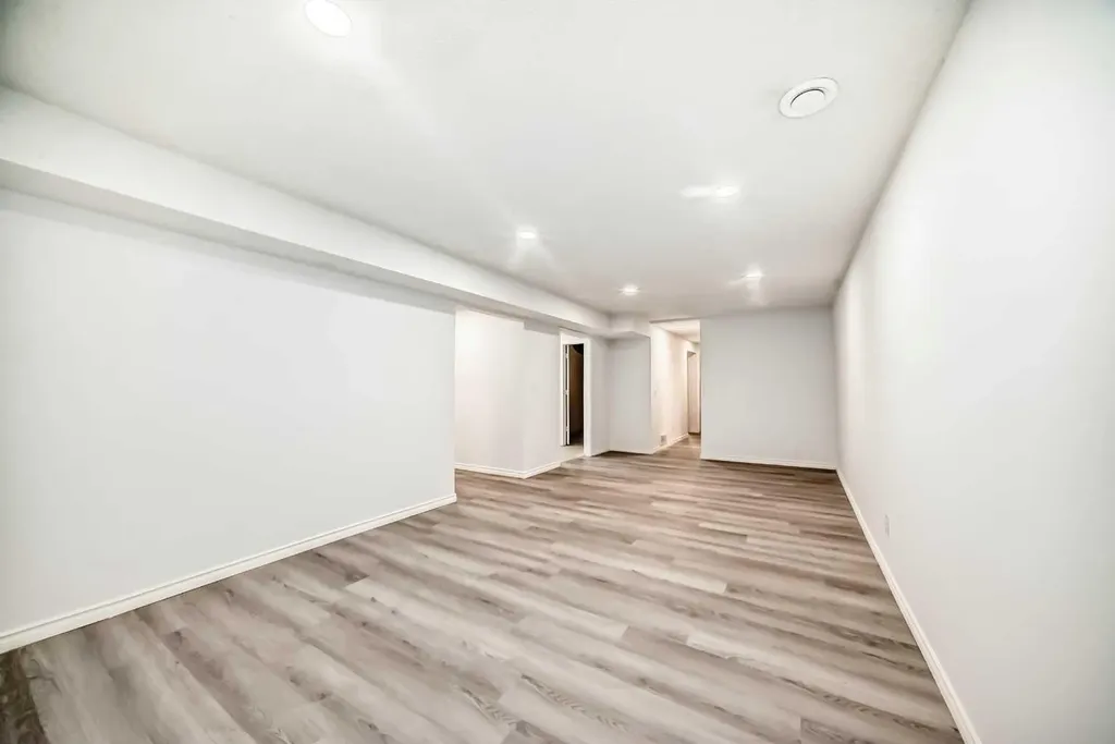 81 Bearberry Close NW Calgary AB T3K 1R4