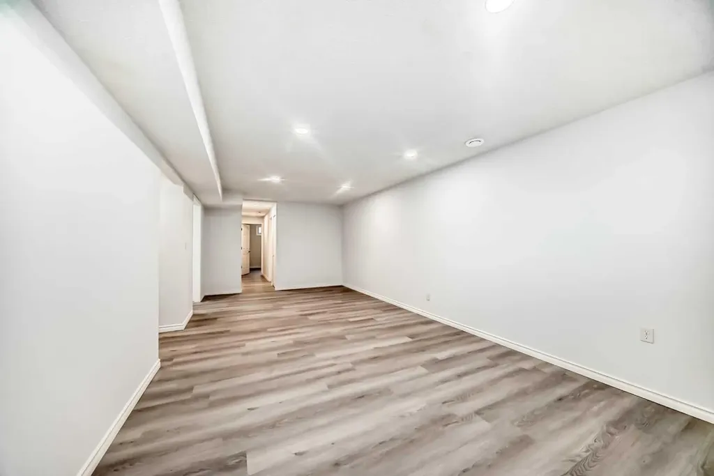81 Bearberry Close NW Calgary AB T3K 1R4