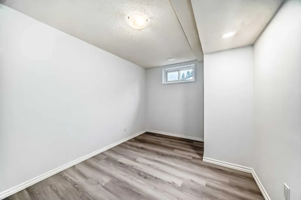 81 Bearberry Close NW Calgary AB T3K 1R4