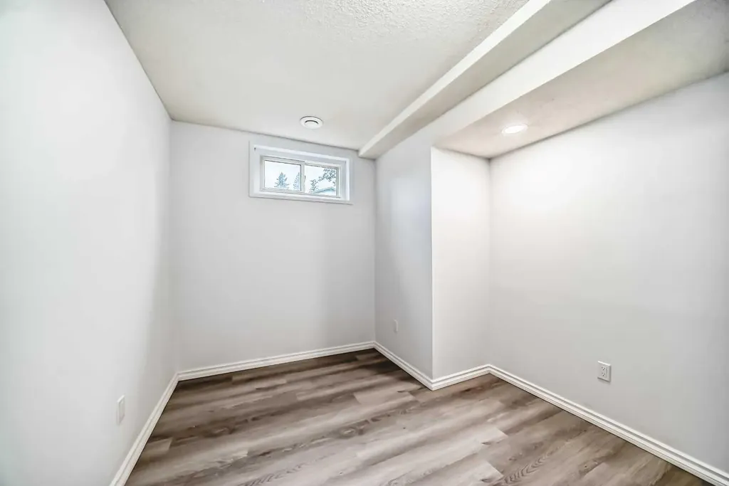 81 Bearberry Close NW Calgary AB T3K 1R4