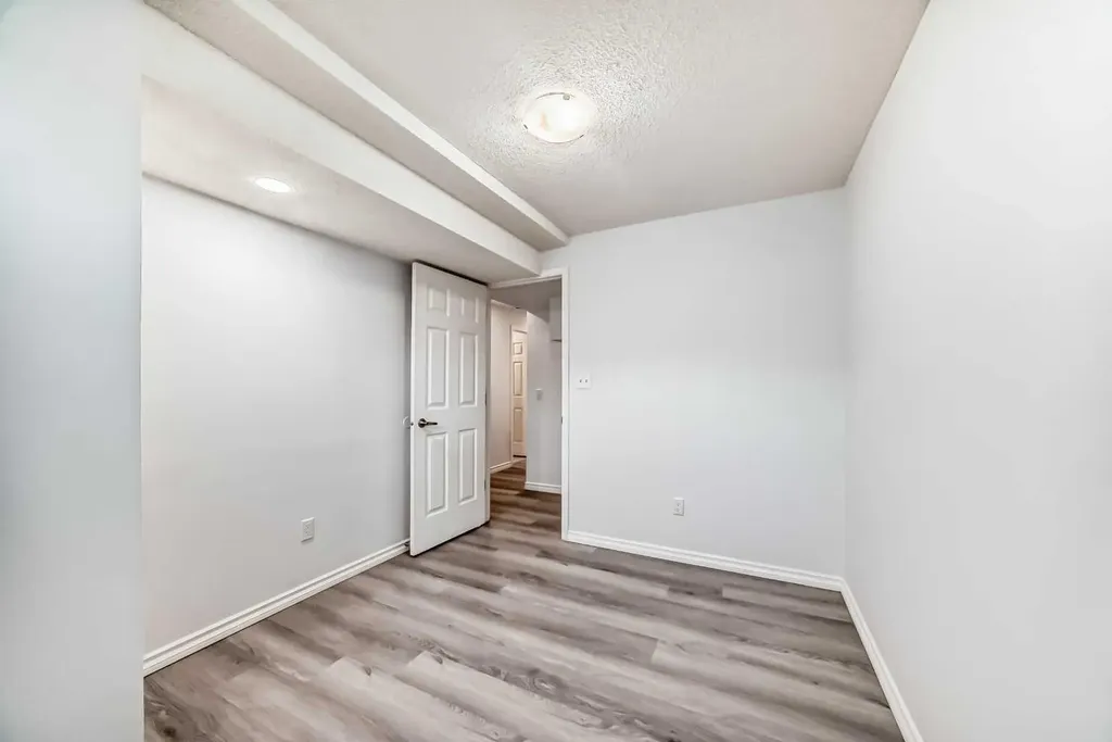 81 Bearberry Close NW Calgary AB T3K 1R4
