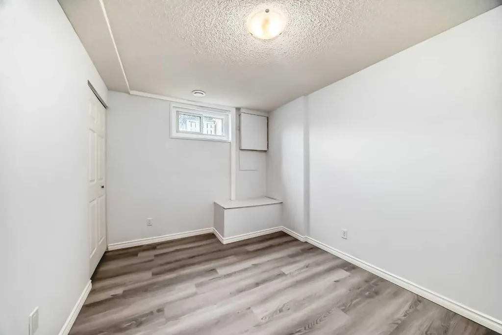 81 Bearberry Close NW Calgary AB T3K 1R4