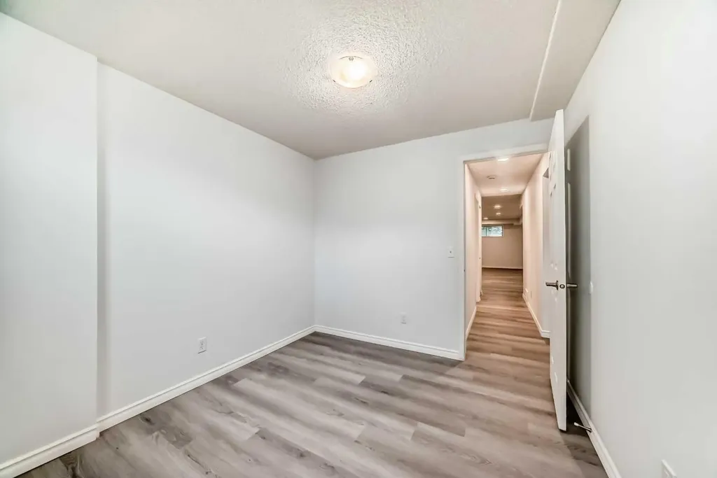 81 Bearberry Close NW Calgary AB T3K 1R4