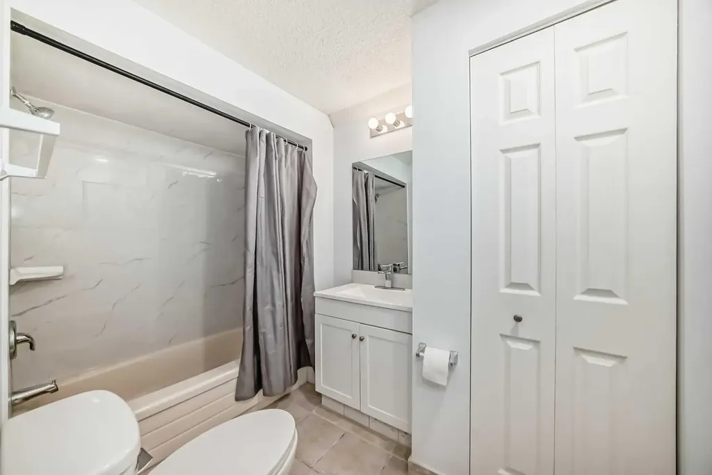 81 Bearberry Close NW Calgary AB T3K 1R4