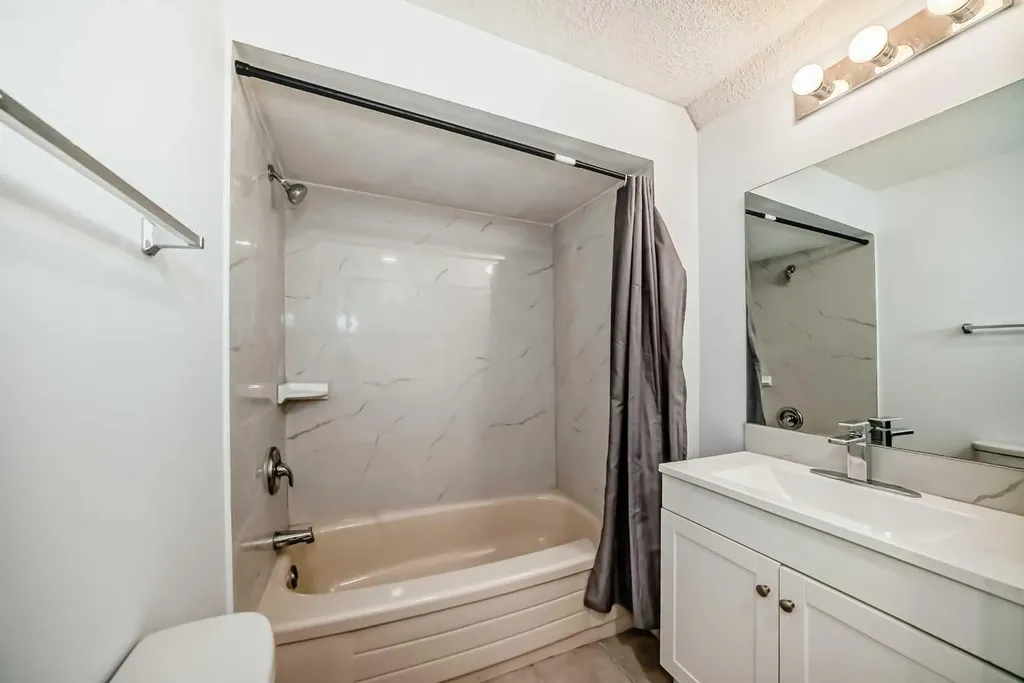 81 Bearberry Close NW Calgary AB T3K 1R4