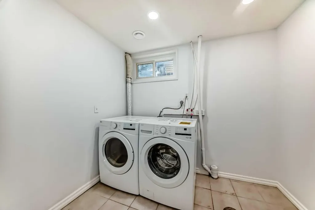 81 Bearberry Close NW Calgary AB T3K 1R4