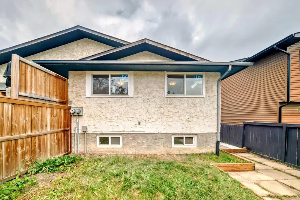 81 Bearberry Close NW Calgary AB T3K 1R4