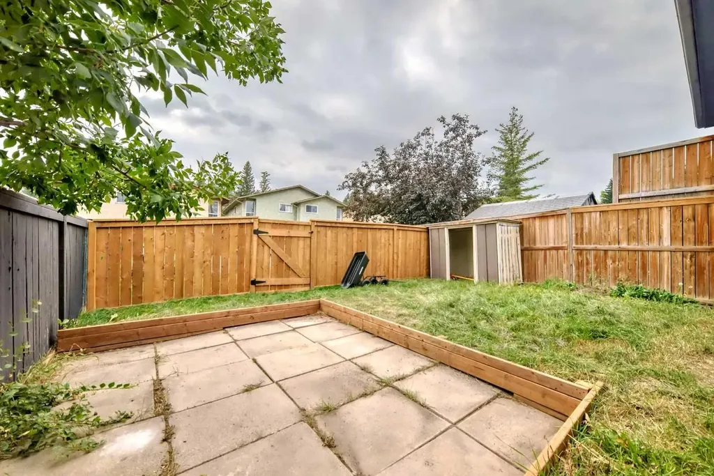 81 Bearberry Close NW Calgary AB T3K 1R4