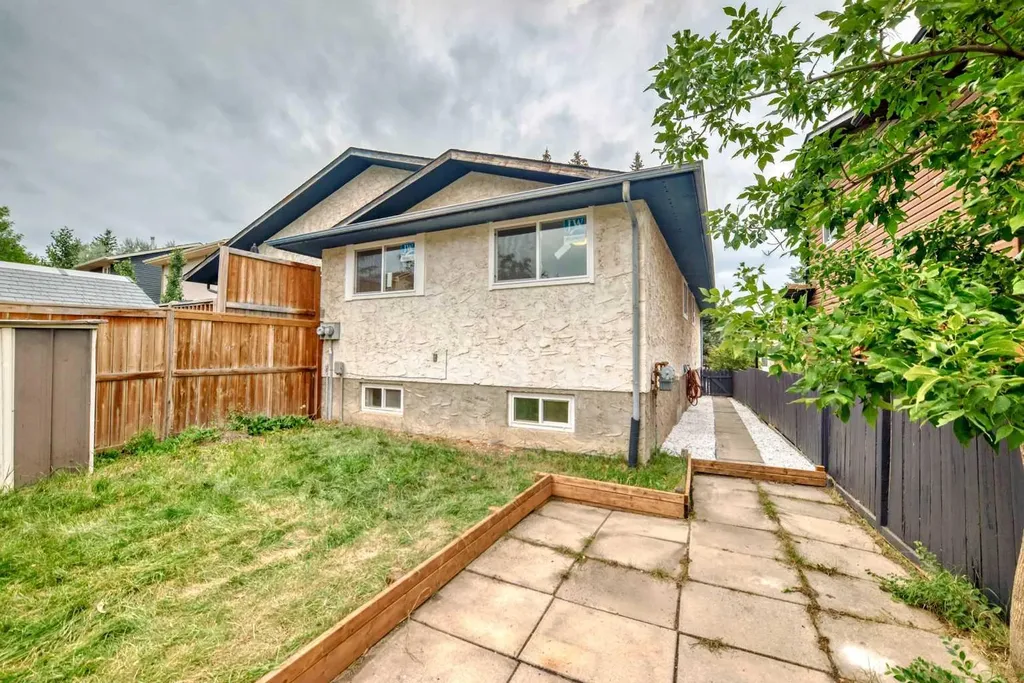 81 Bearberry Close NW Calgary AB T3K 1R4