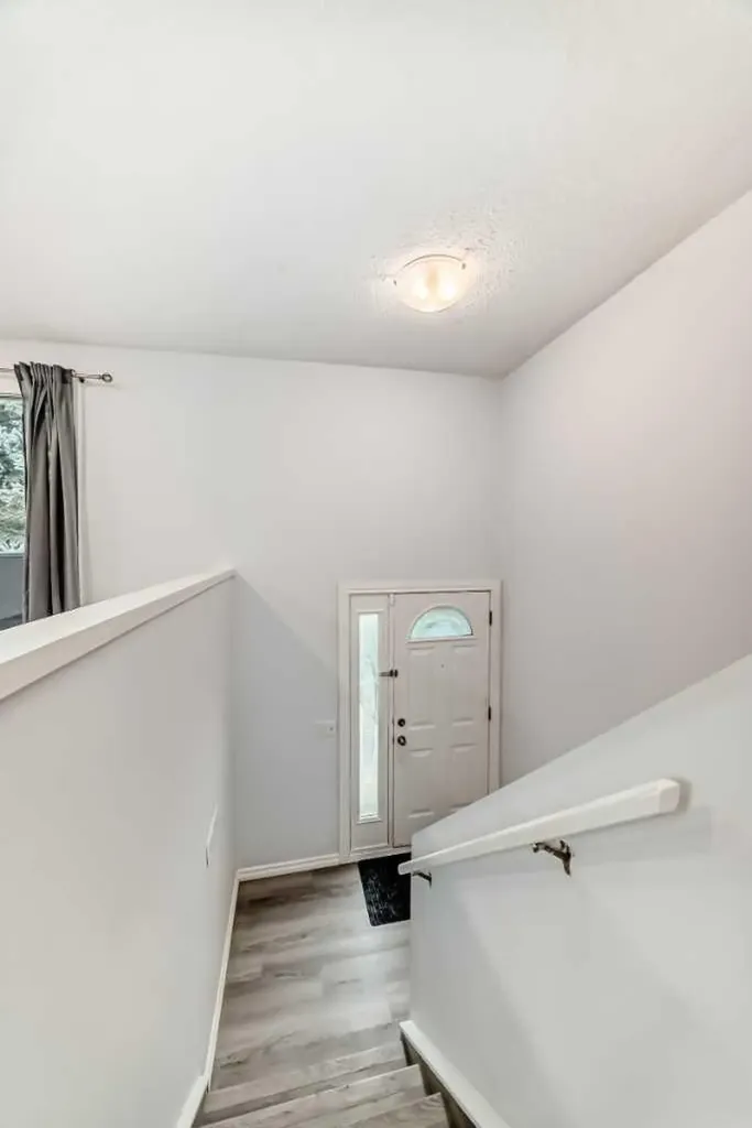 81 Bearberry Close NW Calgary AB T3K 1R4