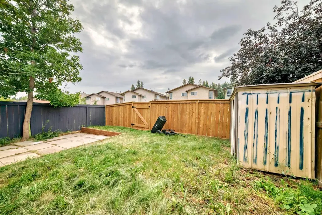 81 Bearberry Close NW Calgary AB T3K 1R4