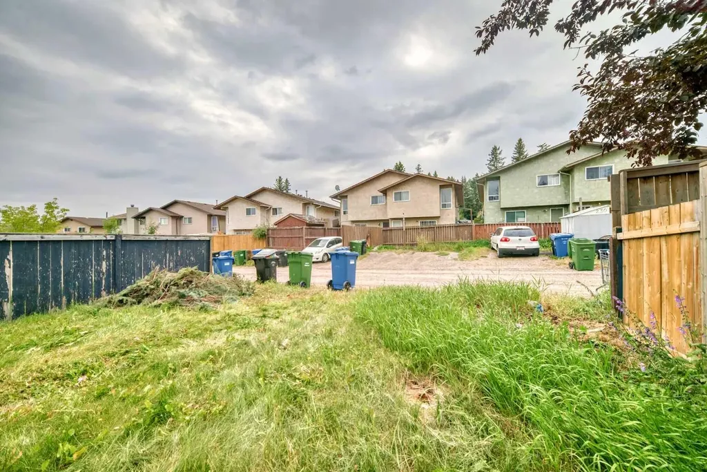 81 Bearberry Close NW Calgary AB T3K 1R4
