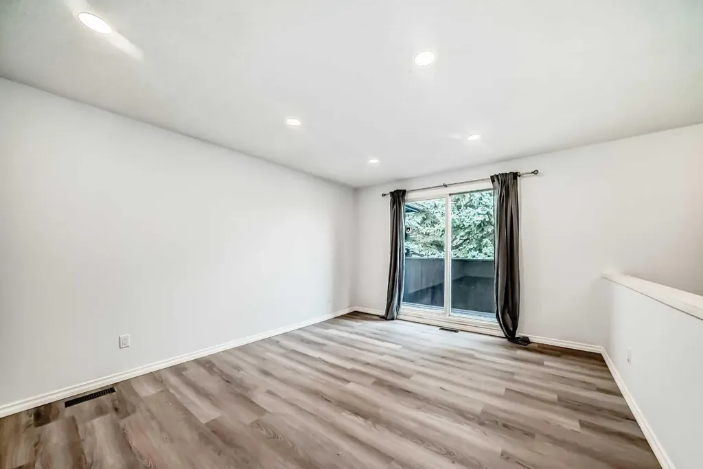 81 Bearberry Close NW Calgary AB T3K 1R4