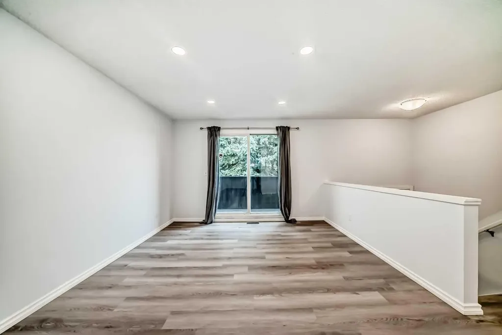81 Bearberry Close NW Calgary AB T3K 1R4