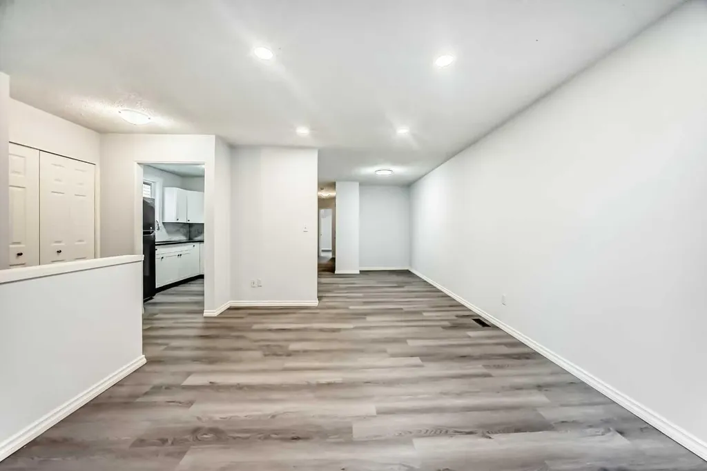 81 Bearberry Close NW Calgary AB T3K 1R4