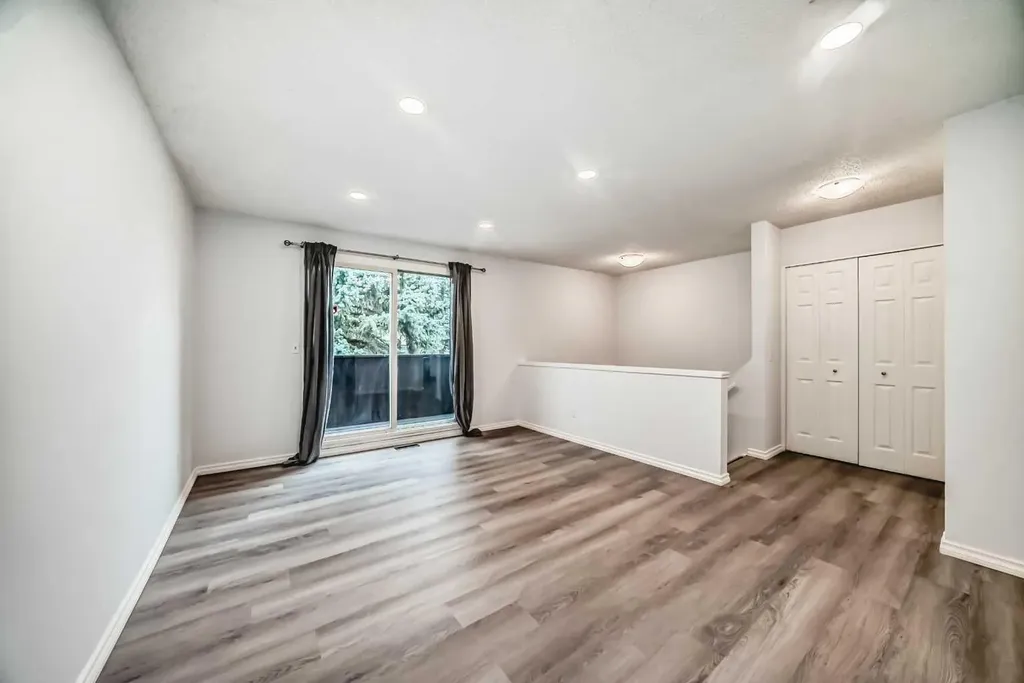81 Bearberry Close NW Calgary AB T3K 1R4