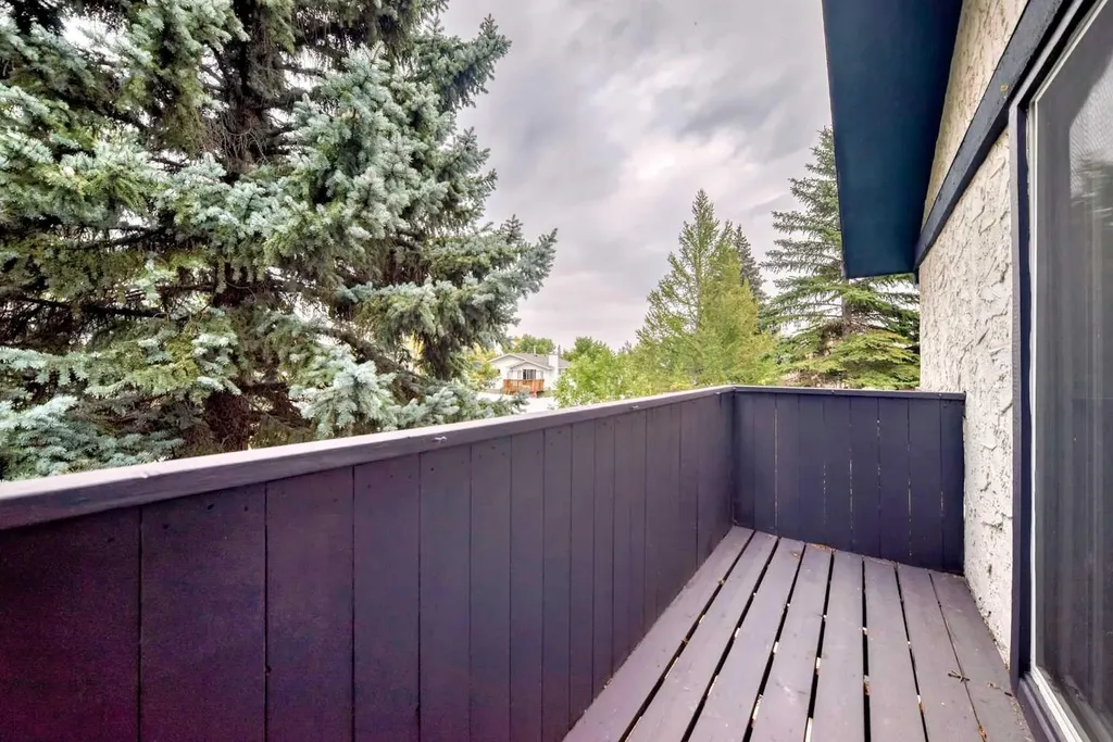 81 Bearberry Close NW Calgary AB T3K 1R4
