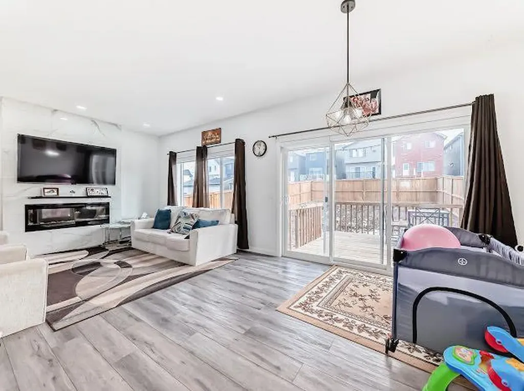 198 Lucas Heights NW Calgary AB T3P1X4