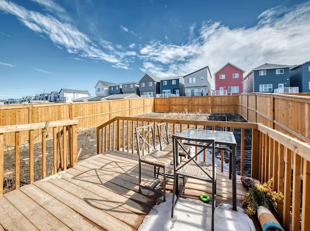 198 Lucas Heights NW Calgary AB T3P1X4