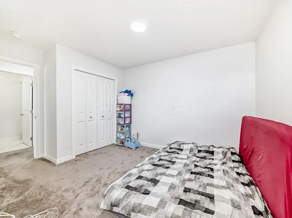 198 Lucas Heights NW Calgary AB T3P1X4