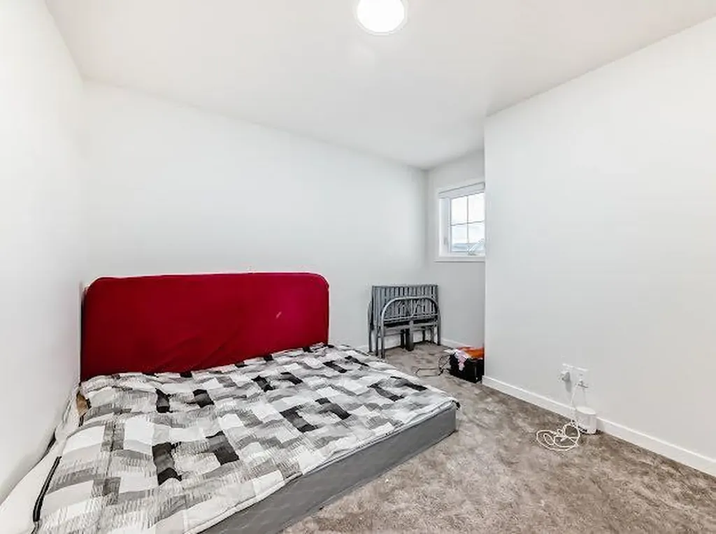 198 Lucas Heights NW Calgary AB T3P1X4