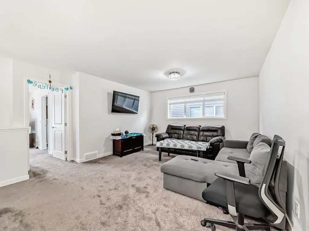 198 Lucas Heights NW Calgary AB T3P1X4