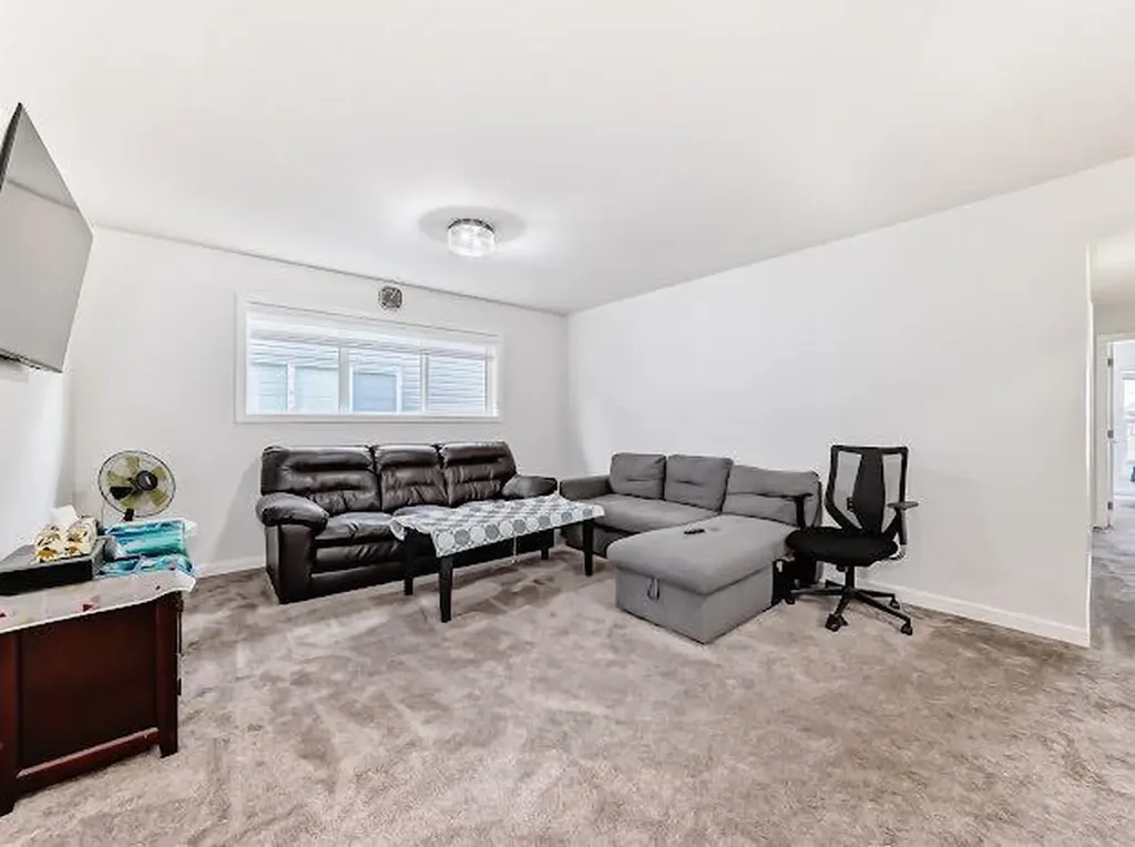 198 Lucas Heights NW Calgary AB T3P1X4