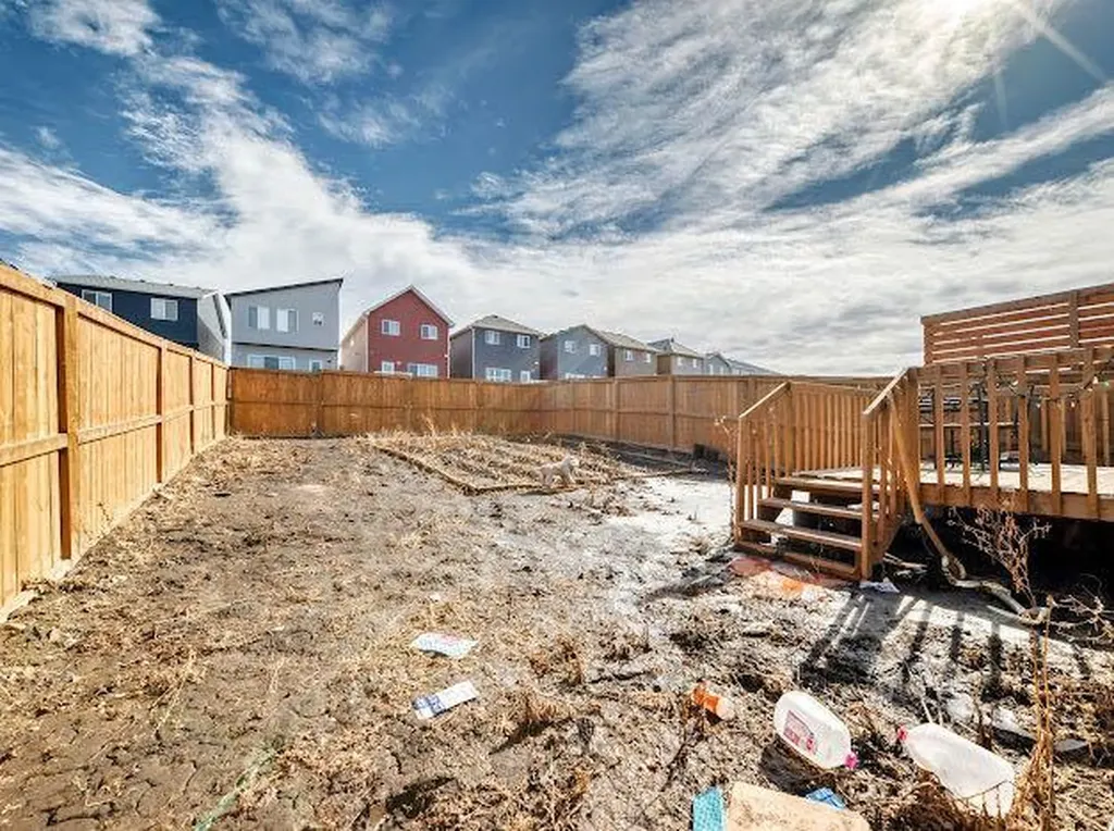 198 Lucas Heights NW Calgary AB T3P1X4