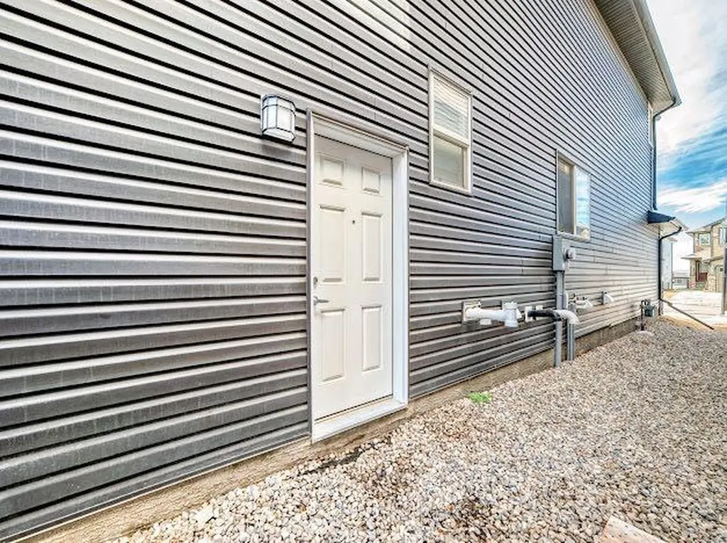 198 Lucas Heights NW Calgary AB T3P1X4